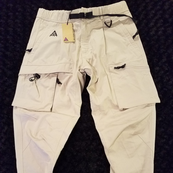 كاتب ملفات ضبط البشع nike acg moon 